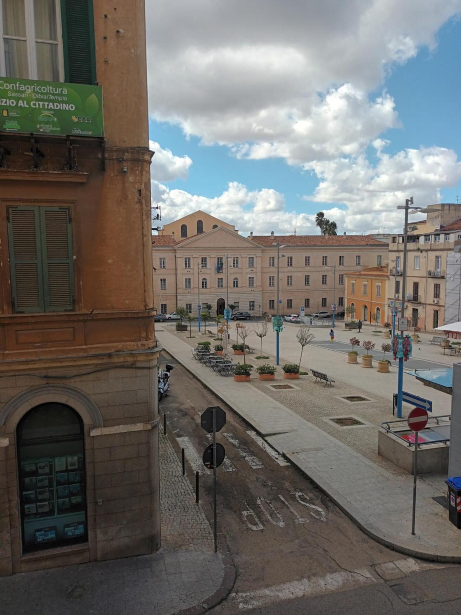 B&B Le Finestre Su Via Cavour Sassari Exterior photo